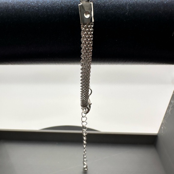 NIP Elegant Silver Infinity Bracelet - Picture 2 of 5